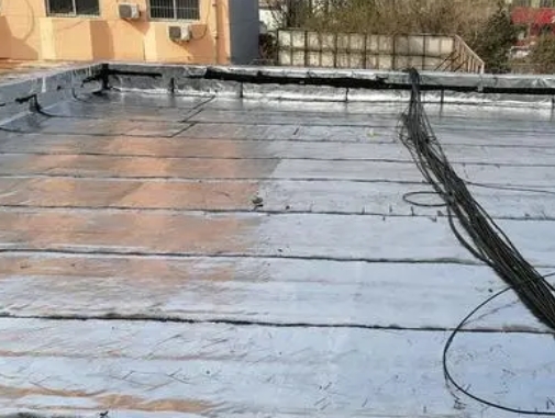 合江卫生间漏水维修公司分享下合江屋面楼顶防水刚性防水层施工要点。